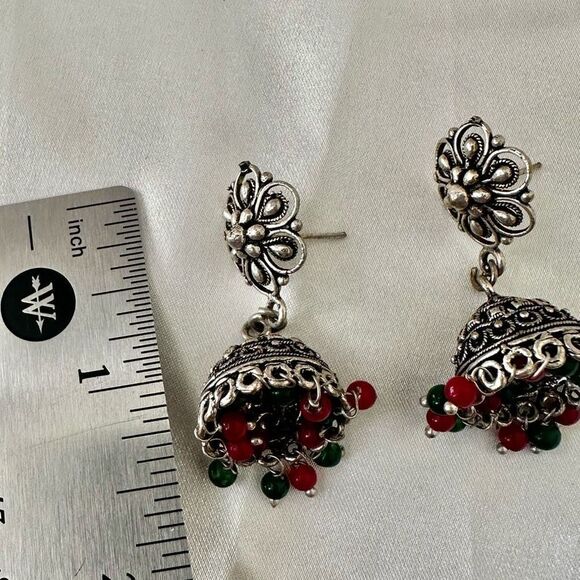 Silver tone green and red beaded Jhumkas Indian earrings - Picture 6 of 9